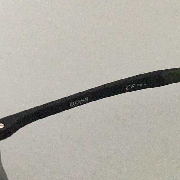 HUGO BOSS SUNGLASSES FOR MEN. - Picture 5 of 8